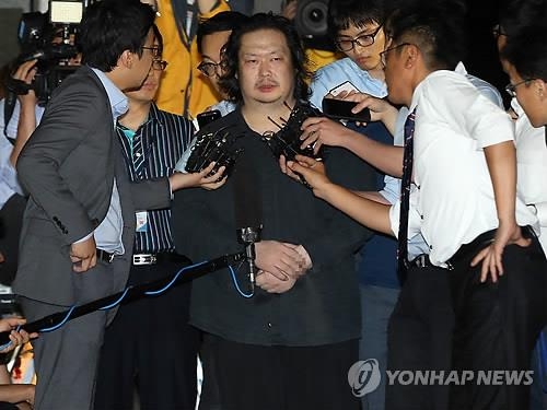 (LEAD) Prosecutors launch investigation into arrested son of Sewol ferry owner - 2