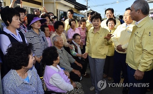 President Park Geun-hye (3rd from R) meets with a group of residents in Gyeongju, some 370 kilometers southeast of Seoul, on Sept. 20, 2016, to pledge full government support to cope with the aftermath of the record strong quake and aftershocks that struck the ancient city. (Yonhap)