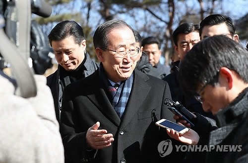 Former U.N. Secretary-General Ban Ki-moon (2nd from L) speaks to reporters during a visit to Eumseong, 131 kilometers south of Seoul, on Jan. 28, 2017. (Yonhap)