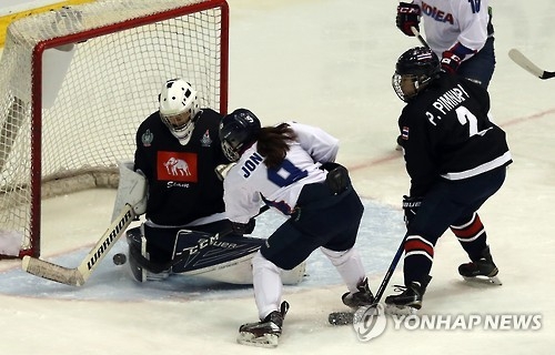 Park Jong-ah of South Korea (C) scores against Thailand in the women's hockey tournament at the Asian Winter Games at Tsukisamu Gymnasium in Sapporo, Japan, on Feb. 18, 2017. (Yonhap)