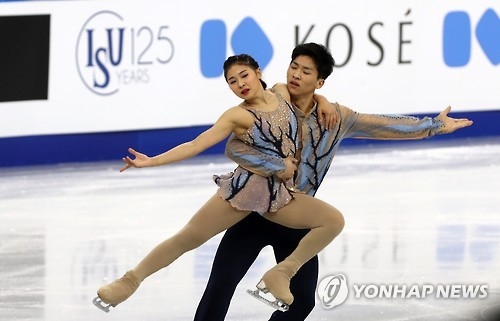 South Korea's Kim Su-yeon (L) and Kim Hyung-tae perform during their pairs free skating program at the ISU Four Continents Figure Skating Championships in Gangneung, Gangwon Province, on Feb. 18, 2017.