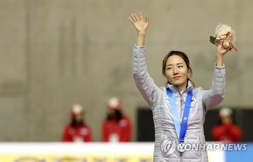 South Korean speed skater Lee Sang-hwa waves to the crowd during the medal ceremony after taking silver in the women's 500m race at the Asian Winter Games at Obihiro Forest Speed Skating Rink in Obihiro, Japan, on Feb. 21, 2017. (Yonhap)