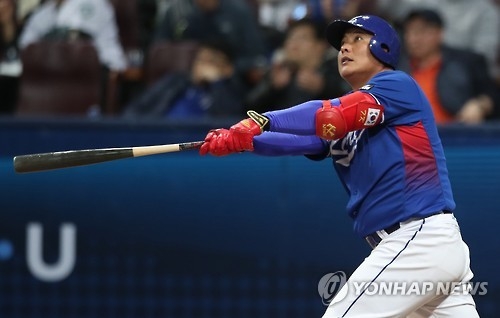 Kim Tae-kyun of South Korea watches his home run against Chinese Taipei in the 10th inning of their World Baseball Classic game at Gocheok Sky Dome in Seoul on March 9, 2017. (Yonhap)