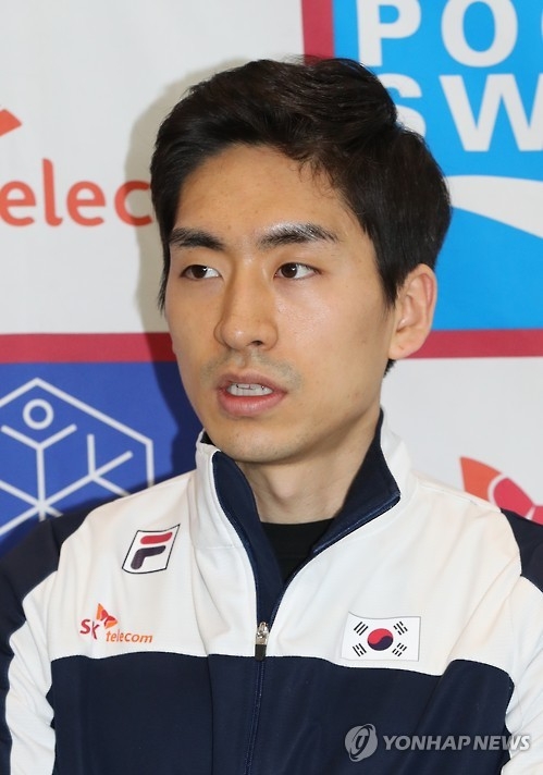 South Korean speed skater Lee Seung-hoon speaks to reporters at Incheon International Airport on March 14, 2017. (Yonhap)