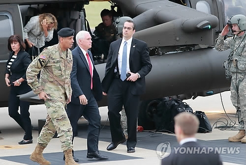 U.S. Vice President Mike Pence (C) visits Camp Bonifas, a U.S. military base close to the inter-Korean border, on April 17, 2017. (Pool photo) (Yonhap)