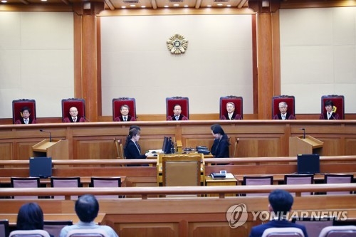 Kim Yi-su (C), nominee for chief justice of the Constitutional Court, and other justices are seated at the courthouse in Seoul on May 25, 2017, ahead of delivering a ruling on the legitimacy of a law that restricts subsidies on the purchase of a mobile devices. (Yonhap) 
