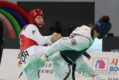 An Sae-bom of South Korea (L) battles Bianca Walkden of Britain in the semifinals of the women's over-73kg at the World Taekwondo Federation World Taekwondo Championships at Taekwondowon's T1 Arena in Muju, North Jeolla Province, on June 28, 2017. (Yonhap)