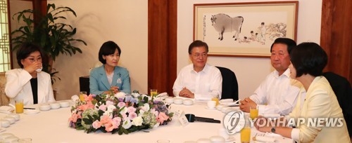 President Moon Jae-in (C) holds a special meeting with four ruling and opposition party leaders at his office Cheong Wa Dae in Seoul on July 19, 2017. They are (from L) Lee Hye-hoon of the Bareun Party, Choo Mi-ae of the ruling Democratic Party, Moon, Park Joo-sun of the People's Party, and Lee Jeong-mi of the progressive Justice Party. (Yonhap)