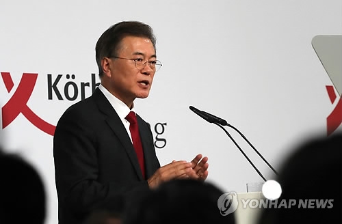South Korean President Moon Jae-in presents his vision for peace on the Korean Peninsula during a speech in Berlin on July 6, 2017. (Yonhap)