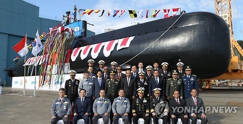 This file photo, provided by Daewoo Shipbuilding & Marine Engineering on Oct. 24, 2016, shows Daewoo and Indonesian officials posing in a launching ceremony of a submarine bound for Indonesia. (Yonhap)