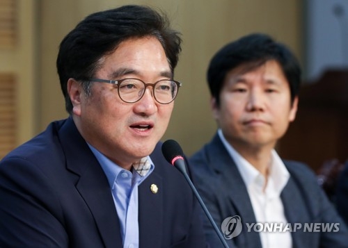 Woo Won-shik, the floor leader of the ruling Democratic Party, speaks during a forum on nuclear energy policy at the National Assembly in Seoul on Aug. 16, 2017. (Yonhap)