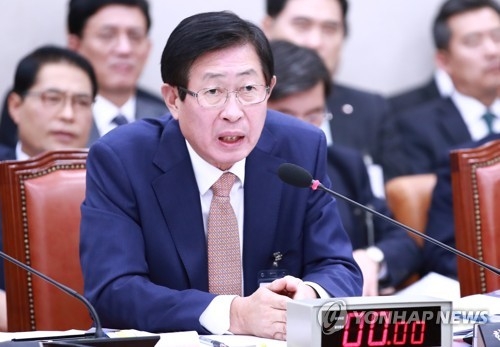 Cho Hwan-eik, CEO of the state-run Korea Electric Power Corporation, speaks during a parliamentary audit at the National Assembly on Oct. 23, 2017. (Yonhap)