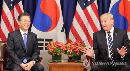 This photo shows South Korean President Moon Jae-in (L) and U.S. President Donald Trump during a summit on the sidelines of the U.N. General Assembly in New York on Sept. 21, 2017. (Yonhap)