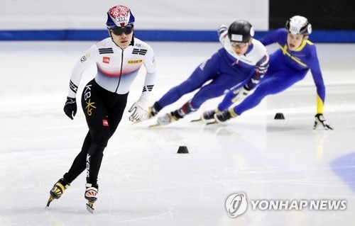 Seo Yi-ra of South Korea (L) skates to the finish line during the women's 1,000-meter heats at the International Skating Union World Cup Short Track Speed Skating at Mokdong Ice Rink in Seoul on Nov. 17, 2017. (Yonhap)