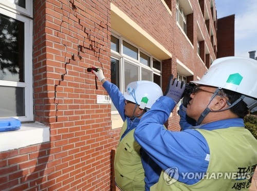 Injuries and facility damage rise in quake-hit Pohang area - 1