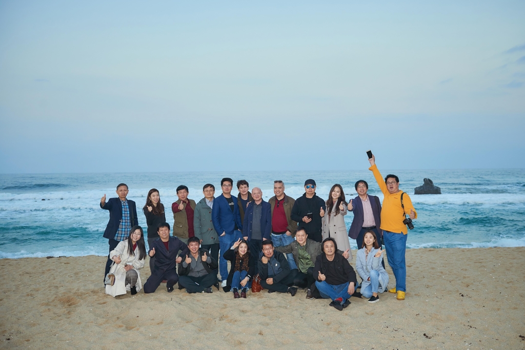 A group of Chinese journalists and influential public opinion makers visit a South Korean beach in this photo provided courtesy of the Korea Foundation. (Yonhap)