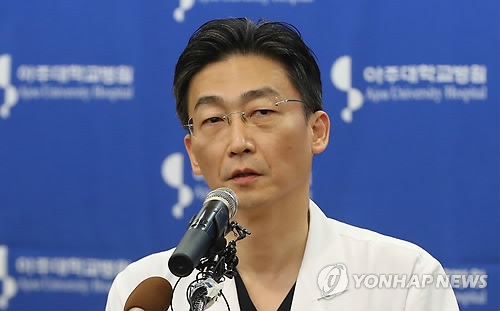 Lee Cook-jong, a surgeon at Ajou University Hospital, briefs the media on the medical condition of the North Korean soldier at the hospital in Suwon, Gyeonggi Province, on Nov. 22, 2017. (Yonhap)