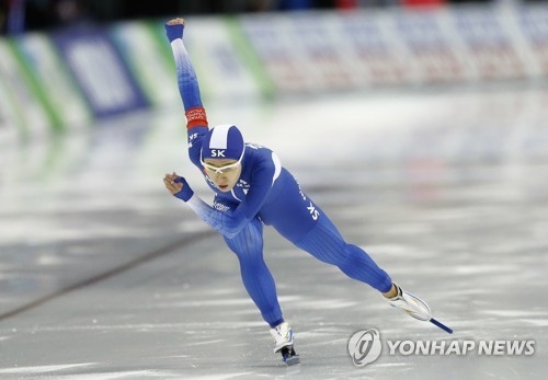In this Associated Press file photo taken Dec. 9, 2017, Lee Sang-hwa of South Korea competes in the women's 500 meters at an International Skating Union World Cup Speed Skating race in Salt Lake City, Utah. (Yonhap)