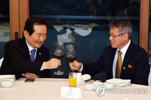 South Korea's National Assembly Speaker, Chung Sye-kyun (L), and Ri Yong-son, head of the International Taekwondo Federation, clink glasses during a dinner meeting at Chung's official residence in Seoul on Feb. 13, 2018. (Yonhap) 