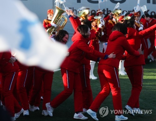 Members of North Korea's cheering squad perform at Korea Sangji Daegwallyeong High School near the PyeongChang Olympic Plaza in PyeongChang on Feb. 17, 2018. (Yonhap)