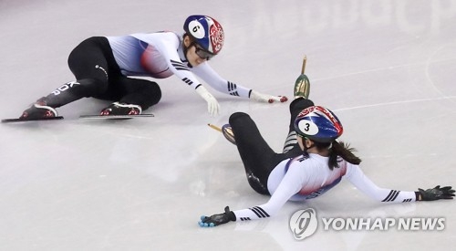 South Korean short track skaters Choi Min-jeong (L) and Shim Suk-hee fall in the women's 1,000m finals of the PyeongChang Winter Olympics in the Gangneung Ice Arena on Feb. 22, 2018. (Yonhap)