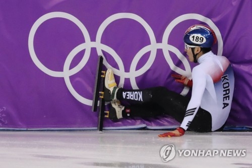 South Korean short track speed skater Lim Hyo-jun crashes into the safety padding during the final of the men's 5,000-meter relay at the PyeongChang Winter Olympics at Gangneung Ice Arena in Gangneung, Gangwon Province, on Feb. 22, 2018. (Yonhap)