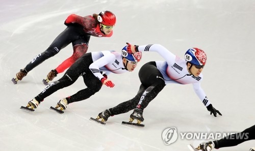 South Korean short track speed skaters Hwang Dae-heon (R) and Lim Hyo-jun (C) compete in the men's 500-meter final during the PyeongChang Winter Olympics at Gangneung Ice Arena in Gangneung, Gangwon Province, on Feb. 22, 2018. (Yonhap)