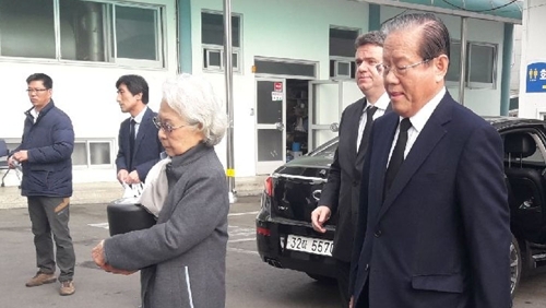 Lee Soo-ja, wife late of composer Yun I-sang, carries his remains as it arrived in Tongyeong, South Gyeongsang Province, from Germany on Feb. 25, 2018 in this photo provided Tongyeong city government. (Yonhap)