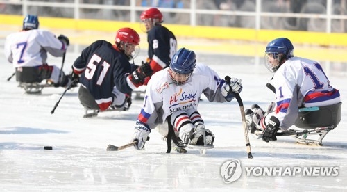 Para ice hockey players compete in an exhibition match at a special ice rink in front of Seoul City Hall in Seoul to promote the PyeongChang Paralympic Winter Games on Feb. 26, 2018. (Yonhap) 