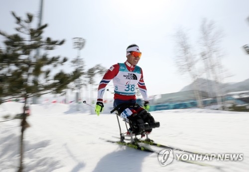 South Korean Nordic para skier Sin Eui-hyun competes in the men's 7.5-kilometer sitting biathlon event at the PyeongChang Winter Paralympic Games at Alpensia Biathlon Centre in PyeongChang, Gangwon Province, on March 10, 2018. (Yonhap)