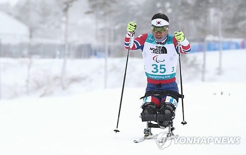 South Korea's Sin Eui-hyun competes in the men's 15-kilometer sitting biathlon event at the PyeongChang Winter Paralympic Games at Alpensia Biathlon Centre in PyeongChang, some 180 km east of Seoul, on March 16, 2018. (Yonhap)