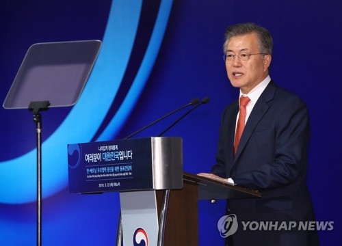 President Moon Jae-in delivers a speech in a meeting with South Korean residents and business people in Hanoi on March 22, 2018. (Yohap)
