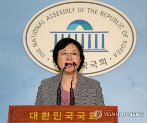 This photo, taken Feb. 7, 2018, shows Kim Hyun, the spokeswoman of the ruling Democratic Party, speaking during a press conference at the National Assembly in Seoul. (Yonhap)