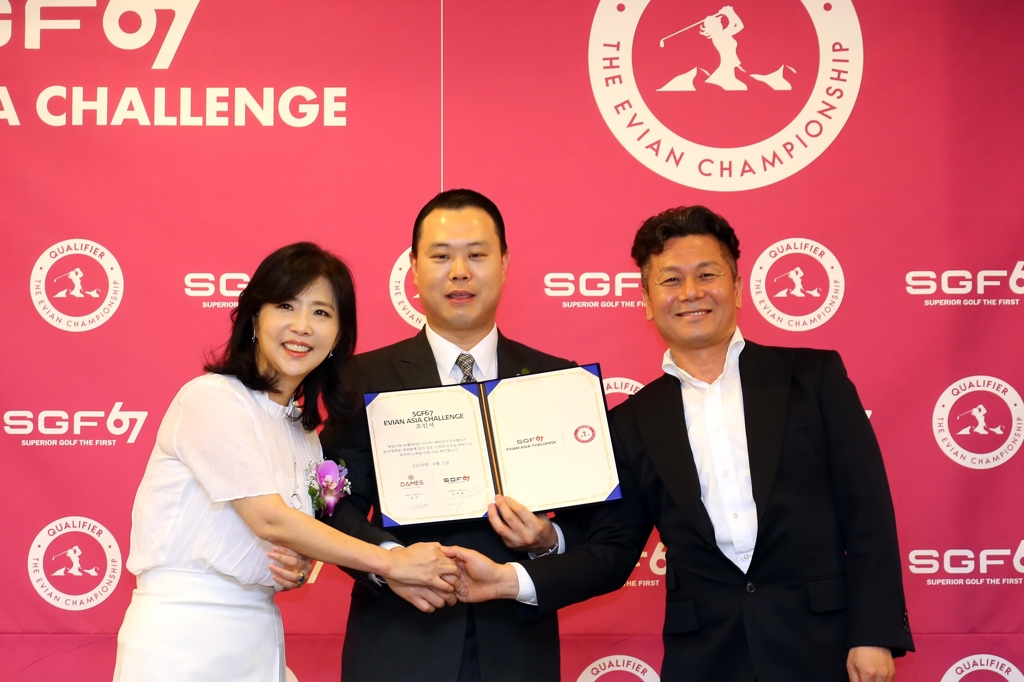 Jean Moe (L), the managing director of the SGF67 Evian Asia Challenge; Kim Dae-hwan, CEO of Superior; and Choi Kyeong-jai, head of Evian Korea, pose for pictures on April 3, 2018, after Superior's golf apparel brand, SGF67, signed on as the title sponsor for the Evian Asia Challenge, the regional qualifying tournament for the LPGA Tour's Evian Championship, in this photo provided by the event's organizers. (Yonhap)