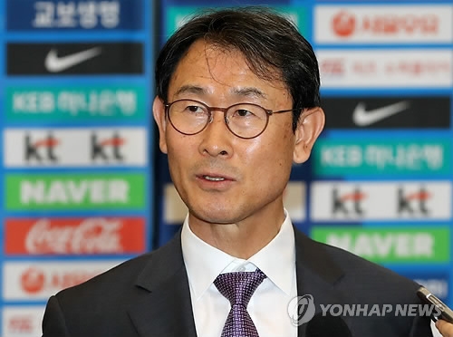 South Korea women's national football team head coach Yoon Duk-yeo speaks to reporters at Incheon International Airport in Incheon on April 18, 2018, after his team returned home from Jordan having secured a ticket to the 2019 FIFA Women's World Cup. (Yonhap)