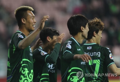 Jeonbuk Hyundai Motors striker Kim Shin-wook (L) and his teammates celebrate after scoring a goal against Kitchee SC in their AFC Champions League Group E match at Jeonju World Cup Stadium in Jeonju, North Jeolla Province, on April 18, 2018. (Yonhap)