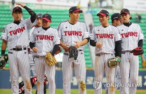 In this file photo from April 15, 2018, members of the LG Twins react to their 11-8 victory over the KT Wiz in a Korea Baseball Organization regular season game at Jamsil Stadium in Seoul. (Yonhap)