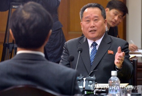 In this photo taken on March 29, 2018, Ri Son-gwon, chairman of the Committee for the Peaceful Reunification of the Country of North Korea, talks with South Korea's Unification Minister Cho Myoung-gyon at high-level talks ahead of the historic summit between the two Koreas on April 27. (Yonhap) 