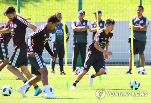 Mexico national football team players train at Novogorsk-Dynamo training base in Moscow on June 20, 2018. (Yonhap)