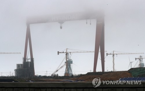 This file photo shows fog covering part of a huge Goliath crane at Hyundai Heavy Industries Co.'s shipyard in Gunsan, about 270 kilometers south of Seoul. The shipyard was shut down last year. (Yonhap)