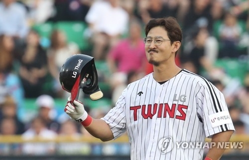 Park Yong-taik of the LG Twins acknowledges the crowd after setting a Korea Baseball Organization record with his 2,319th career hit against the Lotte Giants in the bottom of the fourth inning of their regular season game at Jamsil Stadium in Seoul on June 23, 2018. (Yonhap)