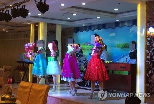 This undated file photo shows a performance at a North Korean restaurant in China. (Yonhap)