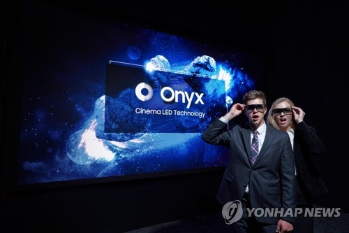 Models pose with Samsung Electronics Co.'s cinema LED solution, Onyx, during CinemaCon 2018 in the United States in this file photo released by the company on April 25, 2018. (Yonhap)