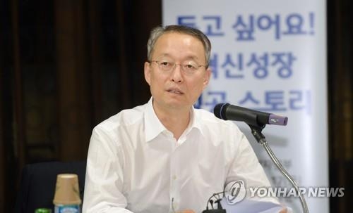 Paik Un-gyu, minister of trade, industry and energy, speaks during a meeting with entrepreneurs in Seongnam, south of Seoul, on Aug. 17, 2018, in this photo provided by the ministry. (Yonhap) 