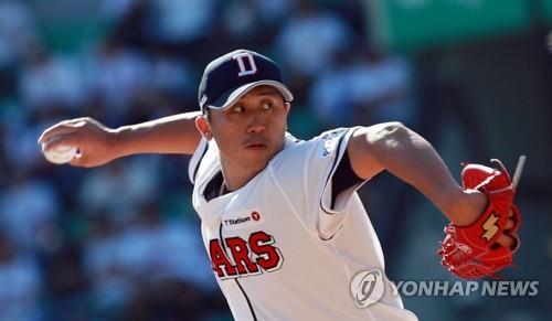 Doosan Bears' starter Lee Yong-chan delivers a pitch against the Nexen Heroes during a Korea Baseball Organization regular season game at Jamsil Stadium in Seoul on Sept. 25, 2018. (Yonhap)