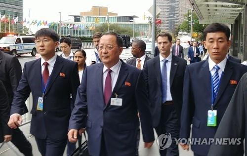 This photo shows North Korean Foreign Minister Ri Yong-ho (C) walking to the United Nations headquarters in New York on Sept. 26, 2018. (Yonhap)