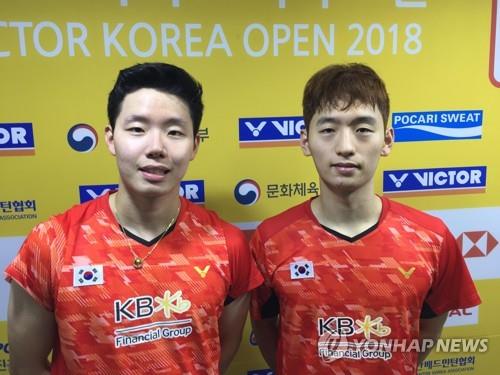 South Korean men's doubles badminton players Seo Seung-jae (L) and Choi Sol-gyu pose for photos after winning their first match at Victor Korea Open at SK Olympic Handball Gymnasium in Seoul on Sept. 26, 2018. (Yonhap)
