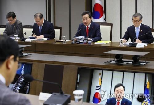 Prime Minister Lee Nak-yon (2nd from R) speaks at a government policy coordination meeting at the Sejong Government Complex on Jan. 10, 2019. (Yonhap)