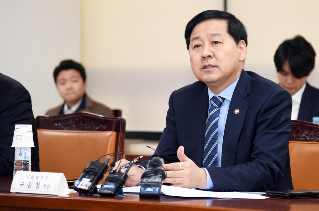 This photo provided by the Ministry of Economy and Finance shows its second vice minister, Koo Yoon-cheol, speaking during a meeting with executives of financial companies at a government building in Seoul on Jan. 14, 2019. (Yonhap)