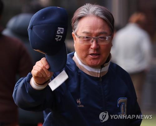 In this file photo from April 6, 2018, Kim Kyung-moon, then manager of the NC Dinos, takes off his cap to the press after the team's Korea Baseball Organization regular season game against the Doosan Bears was canceled at Jamsil Stadium in Seoul. (Yonhap)